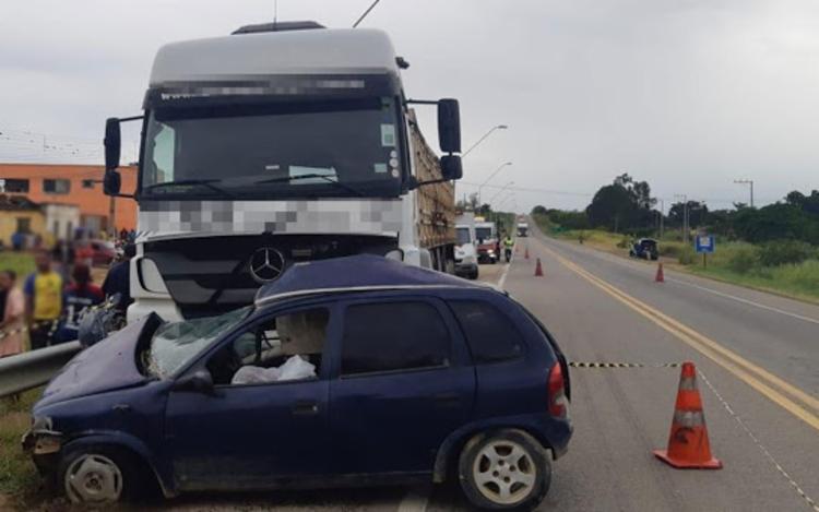 GRAVE ACIDENTE: Homem morre após colisão envolvendo carro e caminhão